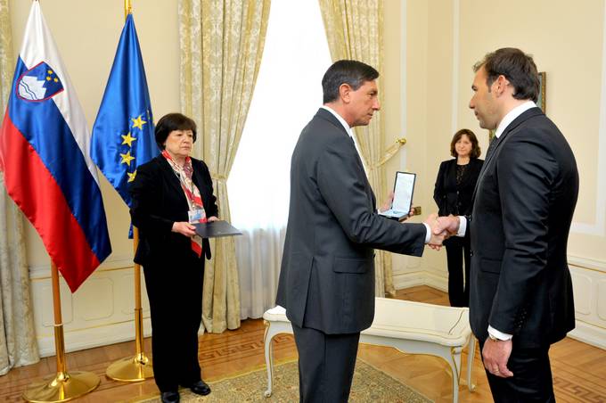 Predsednik Republike Slovenije Borut Pahor je z medaljo za zasluge posmrtno odlikoval dr. Gabrijela Devetaka za zasluge pri uveljavljanju blaginje, ugleda in napredka Slovenije na gospodarskem področju. Odlikovanje je predsednik Pahor vročil sinu gospoda Devetaka.